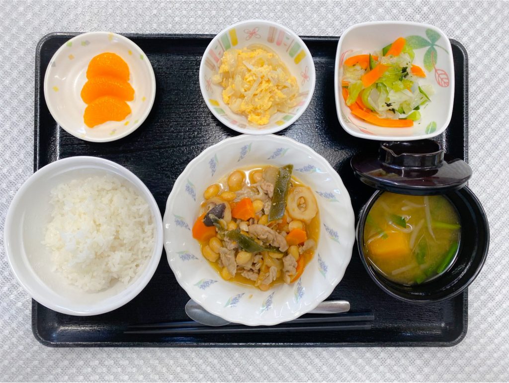 10月16日月曜日　きょうのお昼ごはんは、大豆五目煮・玉ねぎの卵とじ・浅漬け・みそ汁・くだものでした。