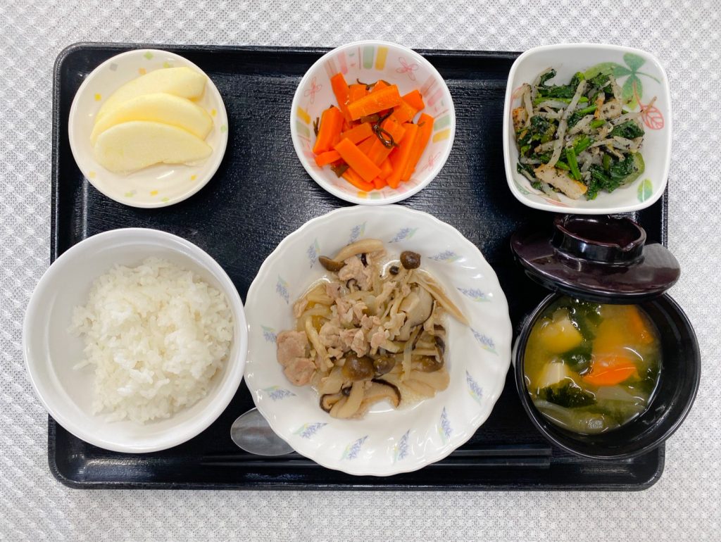 10月25日水曜日　きょうのお昼ごはんは、豚肉ときのこの炒め物・ごま和え・人参の和風ピクルス・みそ汁・くだものでした。