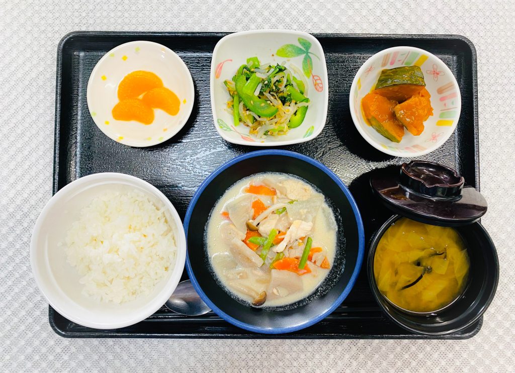 10月28日土曜日　きょうのお昼ごはんは、豆乳煮・青菜の旨味和え・かぼちゃ煮・みそ汁・くだものでした。