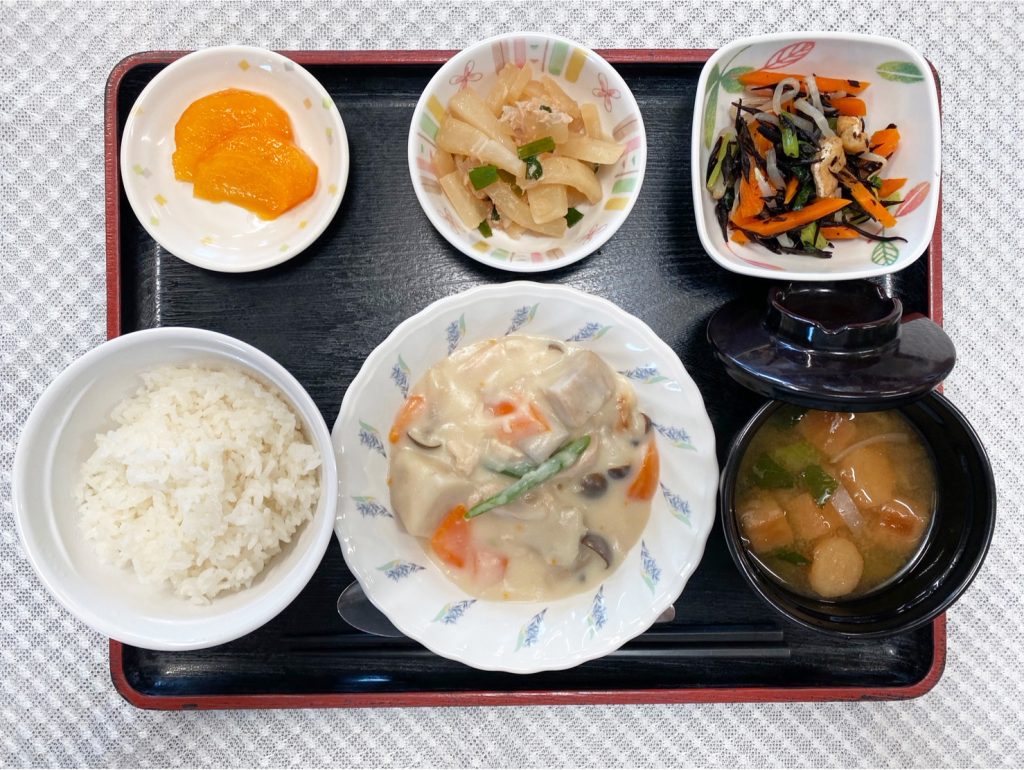 10月17日火曜日　今日のお昼ごはんは、鶏肉と里芋のシチュー・ひじき和え・大根の炒め物・みそ汁・くだものでした。