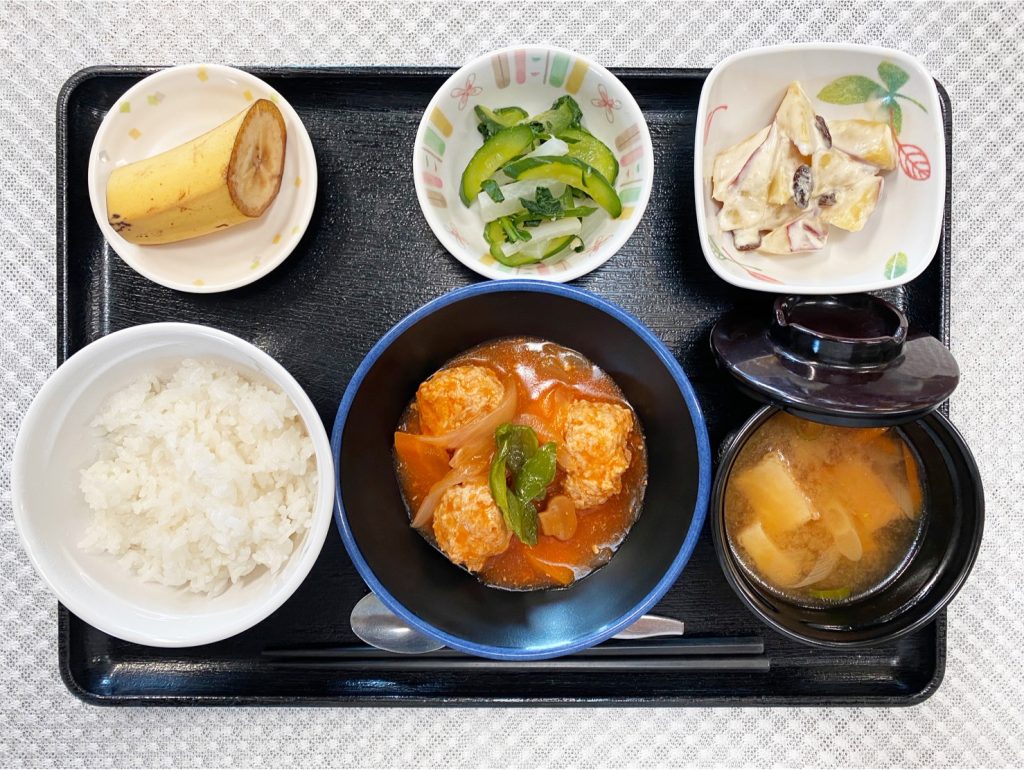 10月18日水曜日　きょうのお昼ごはんは、肉だんごのケチャップ煮・甘ずっぱおさつサラダ・生姜和え・みそ汁・くだものでした。