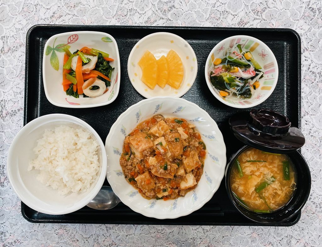 10月19日木曜日　きょうのお昼ごはんは、家常豆腐・春雨の酢の物・わらび和え・みそ汁・くだものでした。