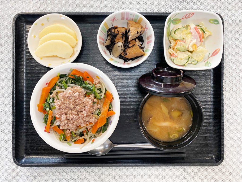 10月23日月曜日　きょうのお昼ごはんは、ビビンバ丼・たまごサラダ・がんもの煮物・みそ汁・くだものでした。