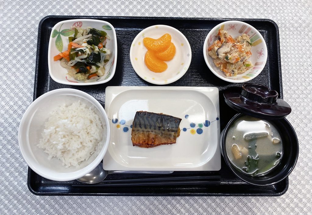 10月24日火曜日　きょうのお昼ごはんは、鯖のカレー風味焼き・炒りおから・わかめ和え・みそ汁・くだものでした。
