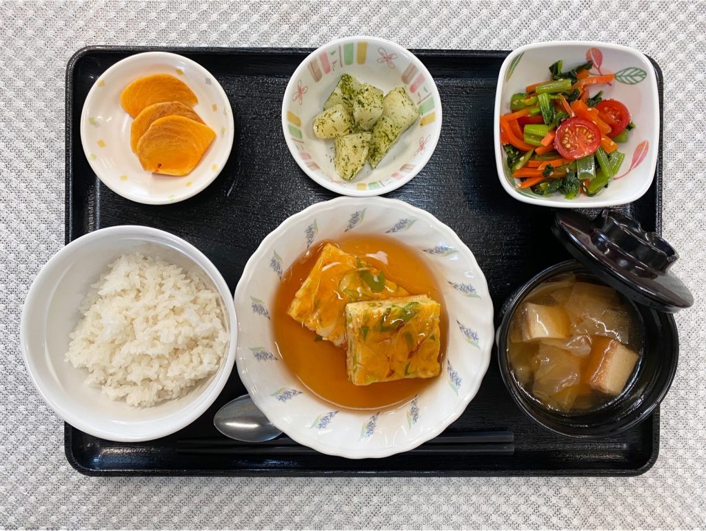 10月26日木曜日　きょうのお昼ごはんは、ねぎ卵焼きの甘酢あんかけ・中華和え・のり塩ポテト・みそ汁・くだものでした。