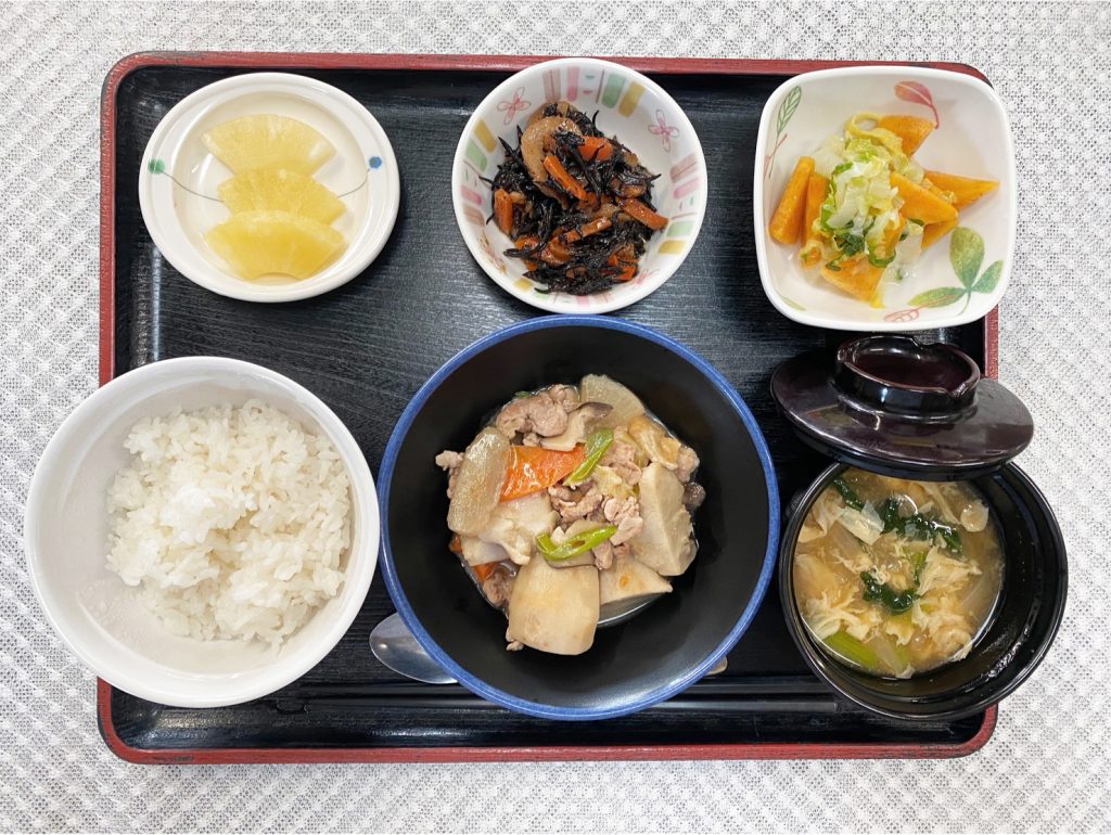 10月27日金曜日　きょうのお昼ごはんは、芋炊き・柿と白菜のサラダ・ひじき煮・みそ汁・くだものでした。