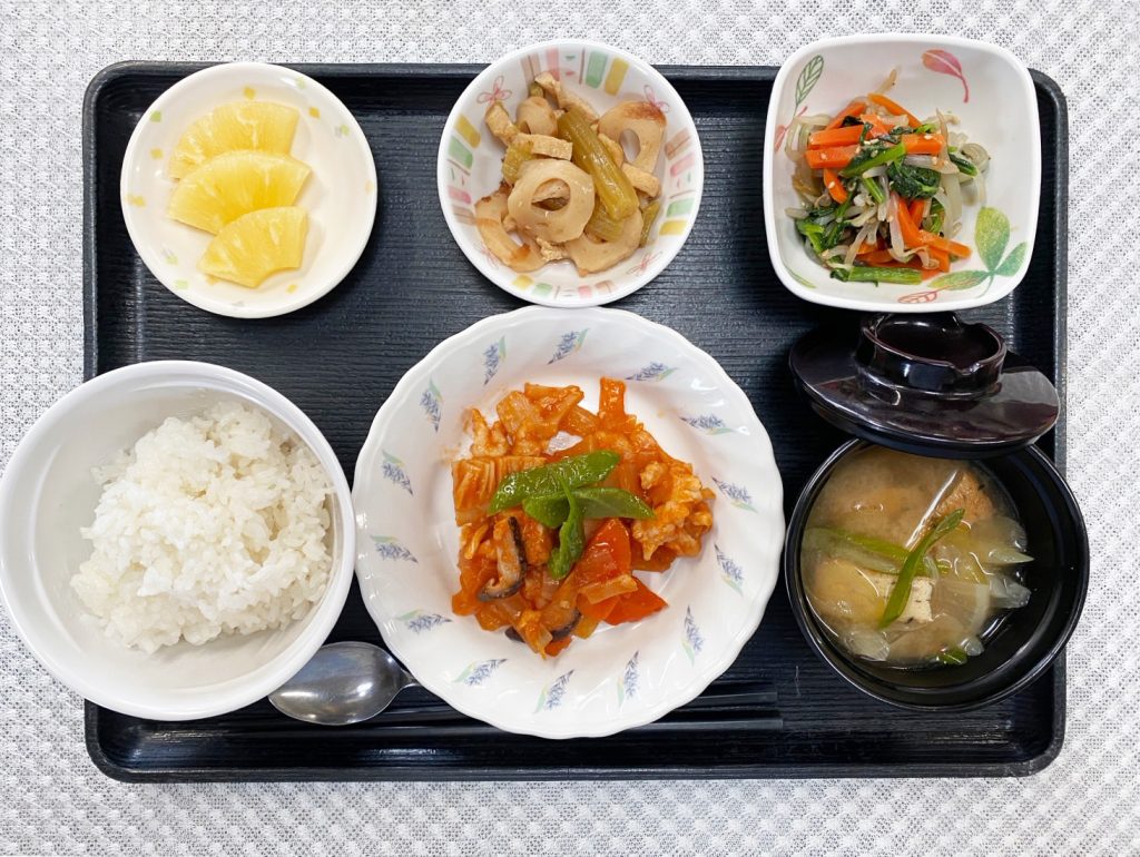 10月31日火曜日　きょうのお昼ごはんは、酢鶏・ナムル・ふきと竹輪煮・みそ汁・くだものでした。