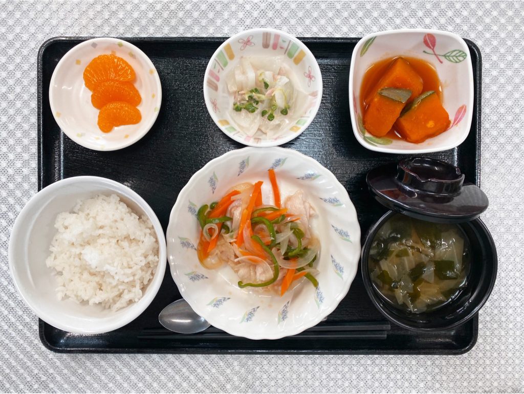 10月20日金曜日　きょうのお昼ごはんは、鶏肉の南蛮漬け風・大根サラダ・含め煮・みそ汁・くだものでした。