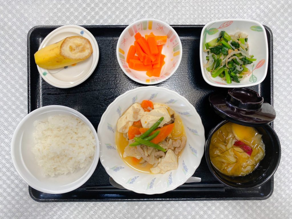 10月3日火曜日　きょうのお昼ごはんは、肉豆腐・なめたけ和え・人参のカリーマリネ・みそ汁・くだものでした。