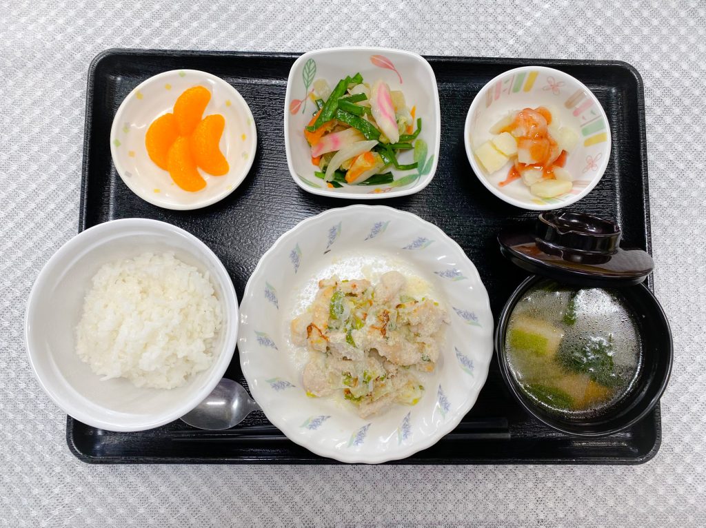 11月4日土曜日　きょうのお昼ごはんは、鶏肉とねぎのチーズ風味焼き・野菜炒め・梅じゃが・みそ汁・くだものでした。