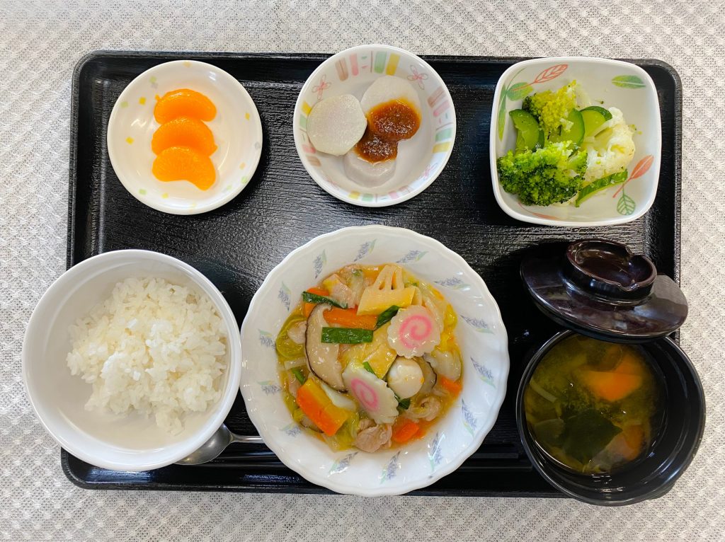 11月14日火曜日　きょうのお昼ごはんは、八宝菜・生姜和え・里芋のみそだれ・みそ汁・くだものでした。