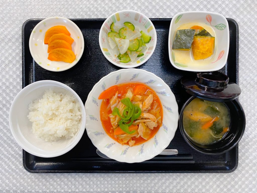 11月22日水曜日　きょうのお昼ごはんは、鶏肉のケチャップ炒め・かぼちゃミルク煮・浅漬け・みそ汁・くだものでした。