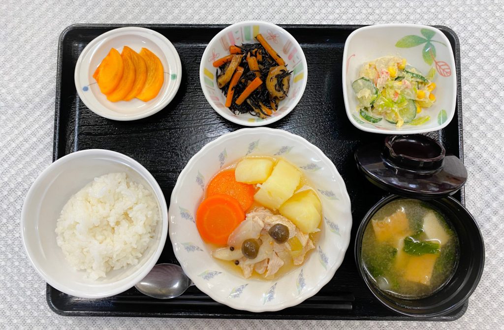 11月24日金曜日　きょうのお昼ごはんは、鶏肉のあっさり煮・みそマヨ和え・ひじき炒め・みそ汁・くだものでした。