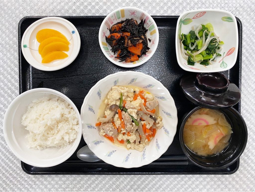 11月6日（月）きょうのお昼ごはんは、　炒り豆腐・青菜のからし和え・ひじき煮・みそ汁・くだものでした。