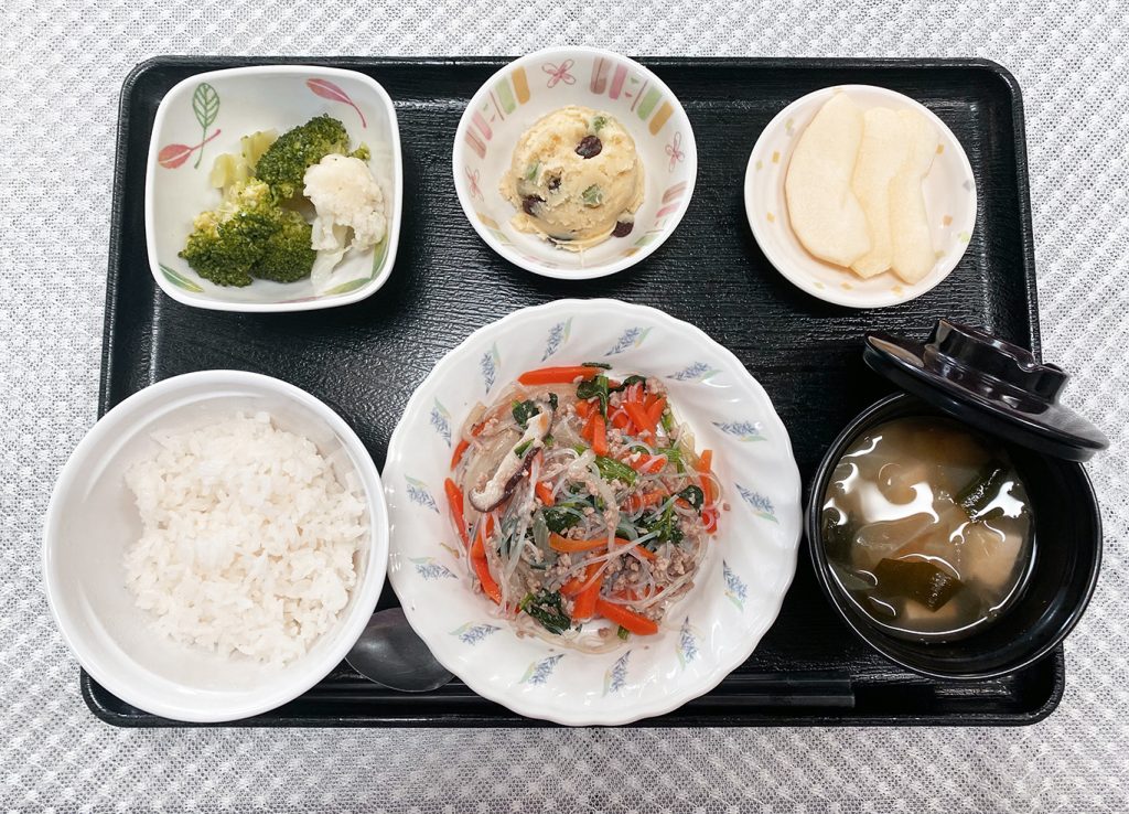 11月7日火曜日　きょうのお昼ごはんは、挽肉と春雨の中華炒め・おさつサラダ・花野菜・みそ汁・くだものでした。