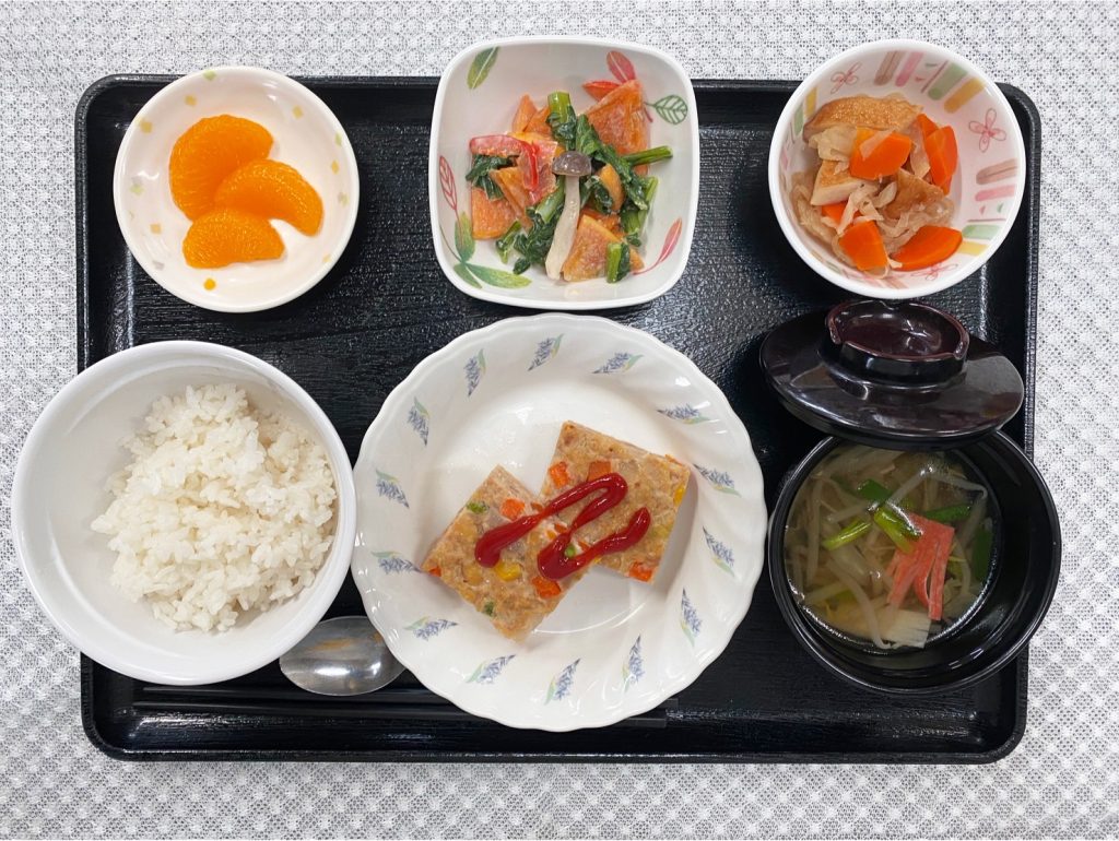 11月10日金曜日　きょうのお昼ごはんは、具だくさんハンバーグ・柿と小松菜のヨーグルト和え・切り干し煮・スープ・くだものでした。