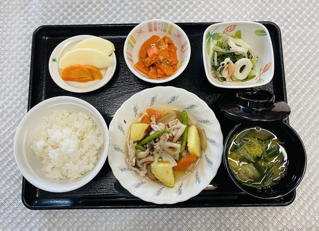 11月11日土曜日　きょうのお昼ごはんは、豚肉と根菜の炒め物・甘酢和え・ツナ人参・みそ汁・くだものでした。