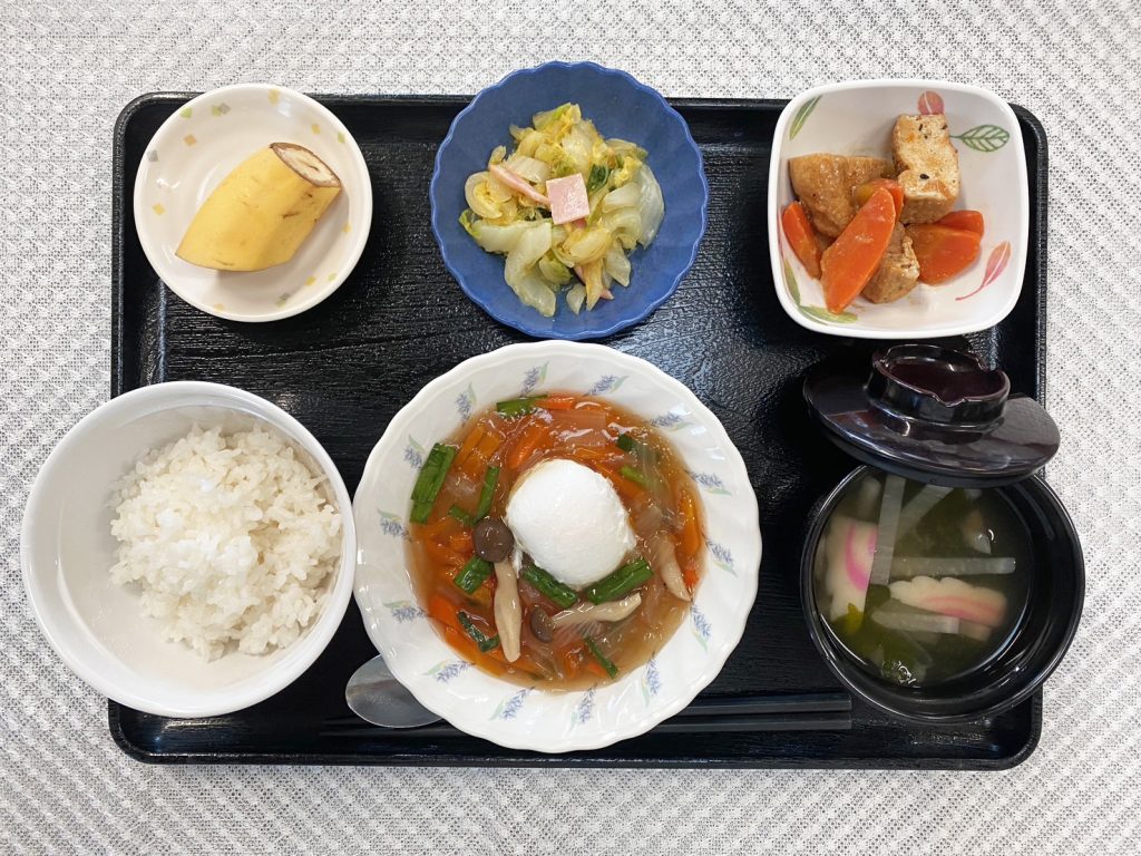 11月13日月曜日　きょうのお昼ごはんは、落とし卵の野菜あんかけ・ハムと白菜のカレー和え・煮物・みそ汁・くだものでした。