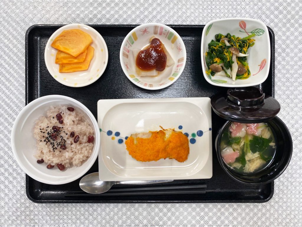 11月15日水曜日　きょうのお昼ごはんは、七五三お祝いお赤飯・鰆のもみじ焼き・黄菊の和え物・ふろふき大根・お吸い物・くだものでした。