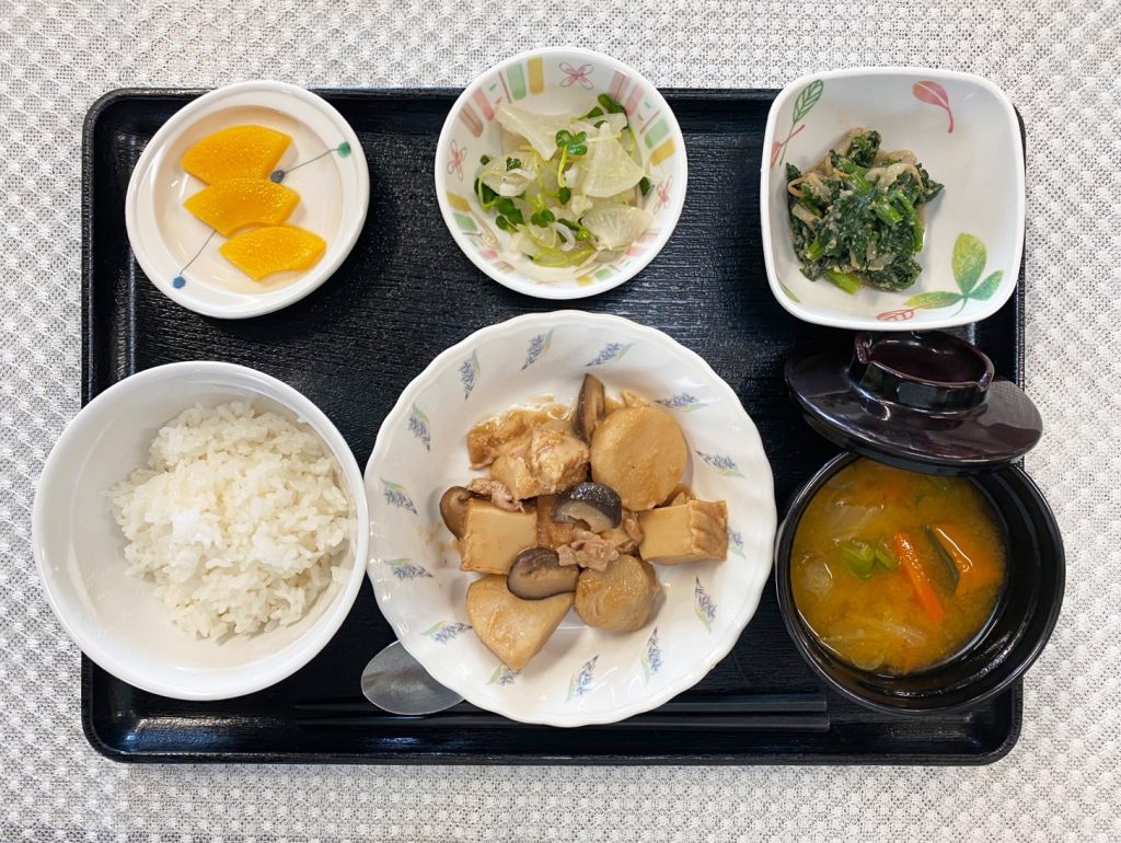 11月18日土曜日　きょうのお昼ごはんは、里芋と厚揚げのこっくり煮・じゃこ大根・ごま和え・みそ汁・くだものでした。