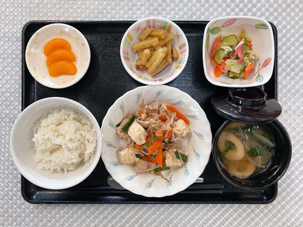 11月20日月曜日　きょうのお昼ごはんは、豚肉と豆腐のチャンプルー・サラダ・おさつきんぴら・みそ汁・くだものでした。