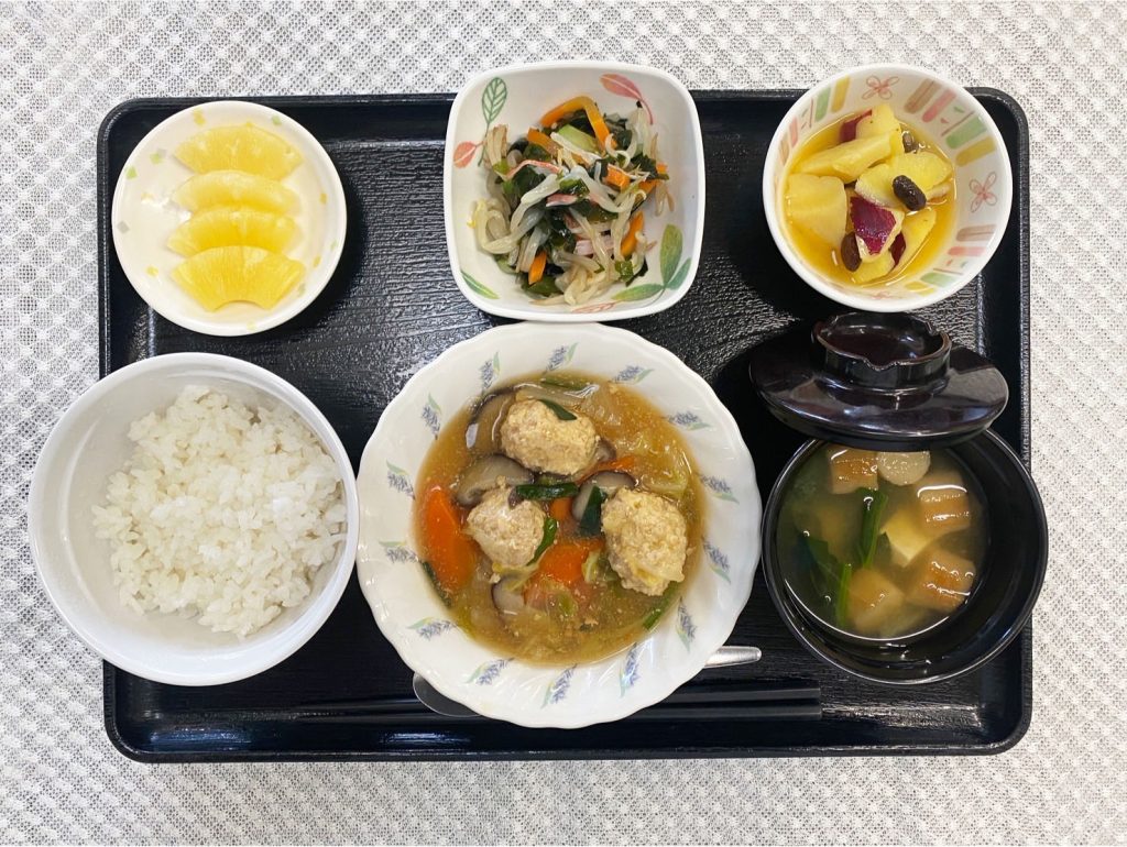 11月25日土曜日　きょうのお昼ごはんは、白菜と肉だんごの旨煮・わかめ和え・さつまいものオレンジ煮・みそ汁・くだものでした。