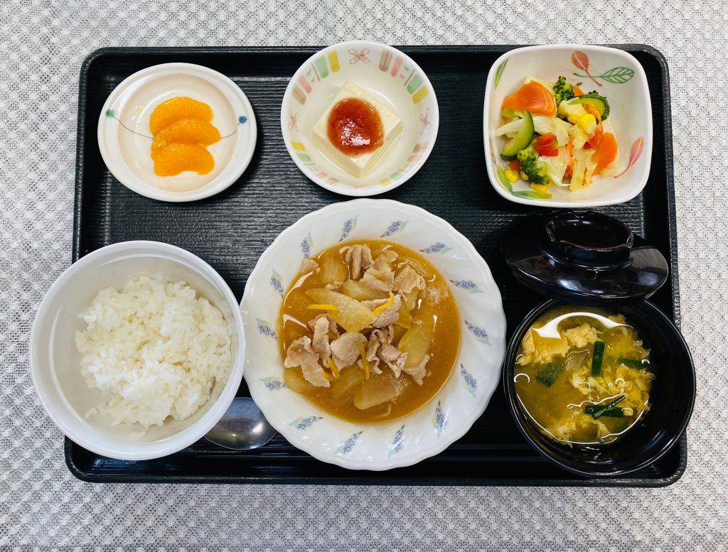 11月29日水曜日　きょうのお昼ごはんは、豚肉と大根のゆずみそ煮・カラフルサラダ・煮奴・みそ汁・果物でした。