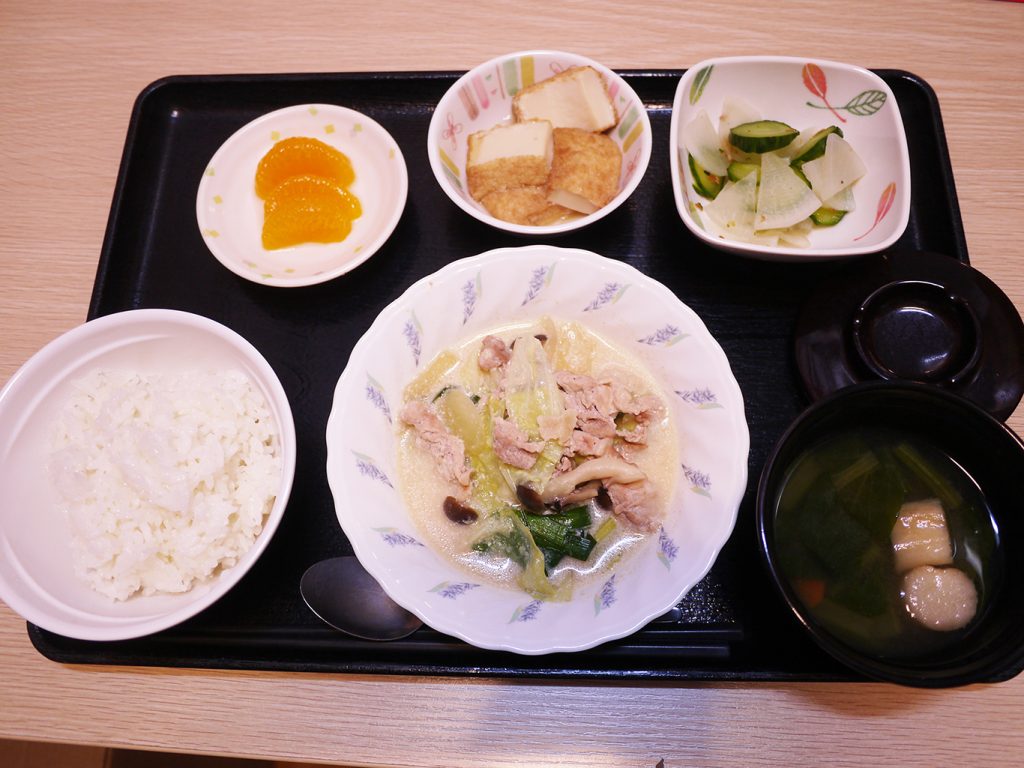 11月1日水曜日　きょうのお昼ごはんは、豚肉のごまみそミルク煮・浅漬け・厚揚げ煮・みそ汁・くだものでした。