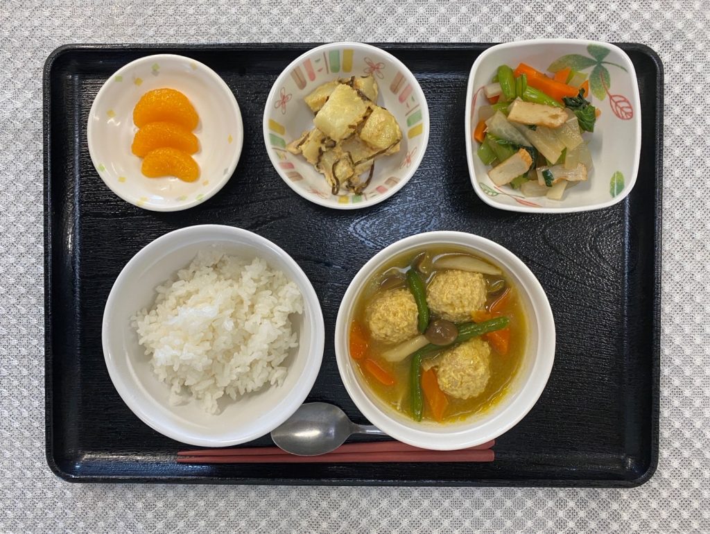 12月4日月曜日　きょうのお昼ごはんは、 肉だんごのカレースープ煮・ツナマヨおじゃが・和え物・果物でした。