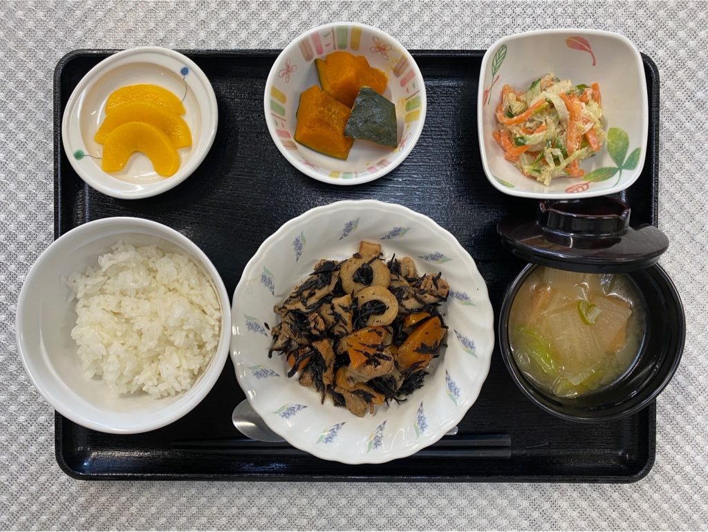 12月6日水曜日　きょうのお昼ごはんは、磯炒め・和風コールスロー・かぼちゃ煮・みそ汁・果物でした。