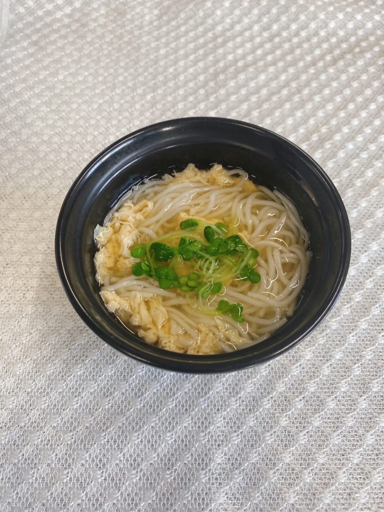 12月7日木曜日　きょうのおやつは、かきたまにゅうめんでした。