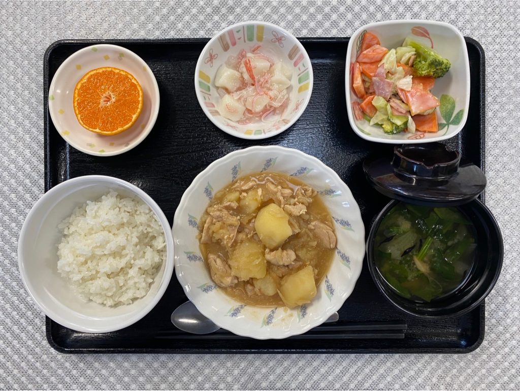 12月8日金曜日　きょうのお昼ごはんは、鶏肉とじゃがいものみそ煮込み・和え物・はんぺんのくずあん・みそ汁・果物でした。