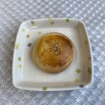 12月8日金曜日　きょうのおやつは、チーズ饅頭（宮崎県の郷土のお菓子）でした。