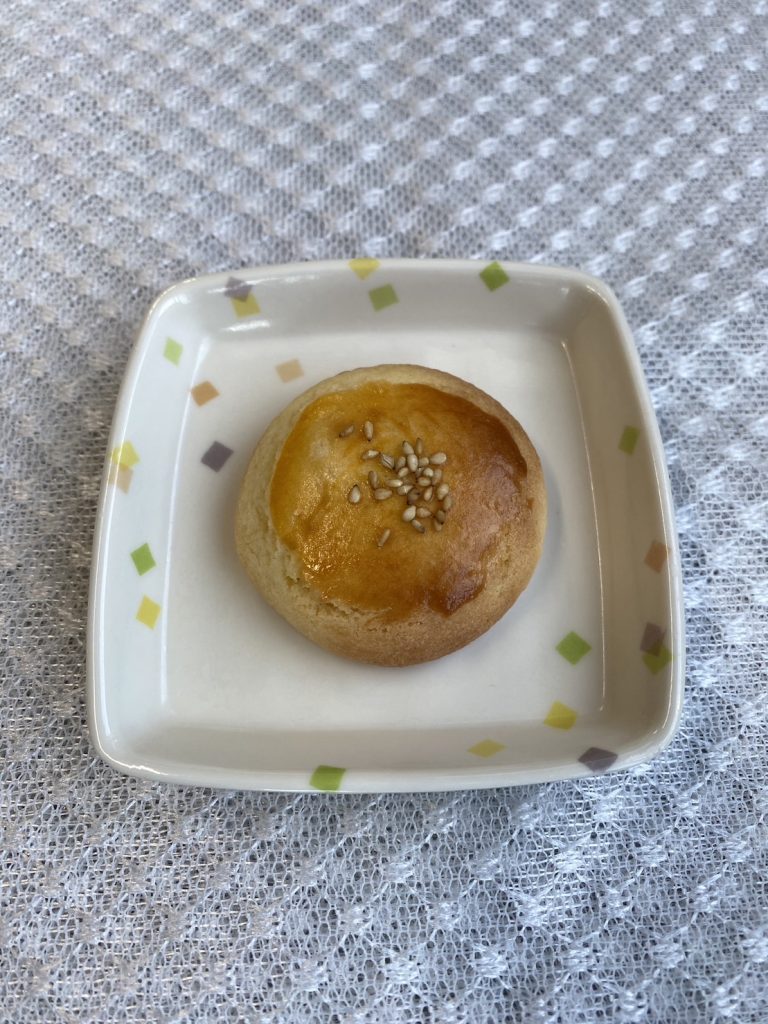 12月8日金曜日　きょうのおやつは、チーズ饅頭（宮崎県の郷土のお菓子）でした。