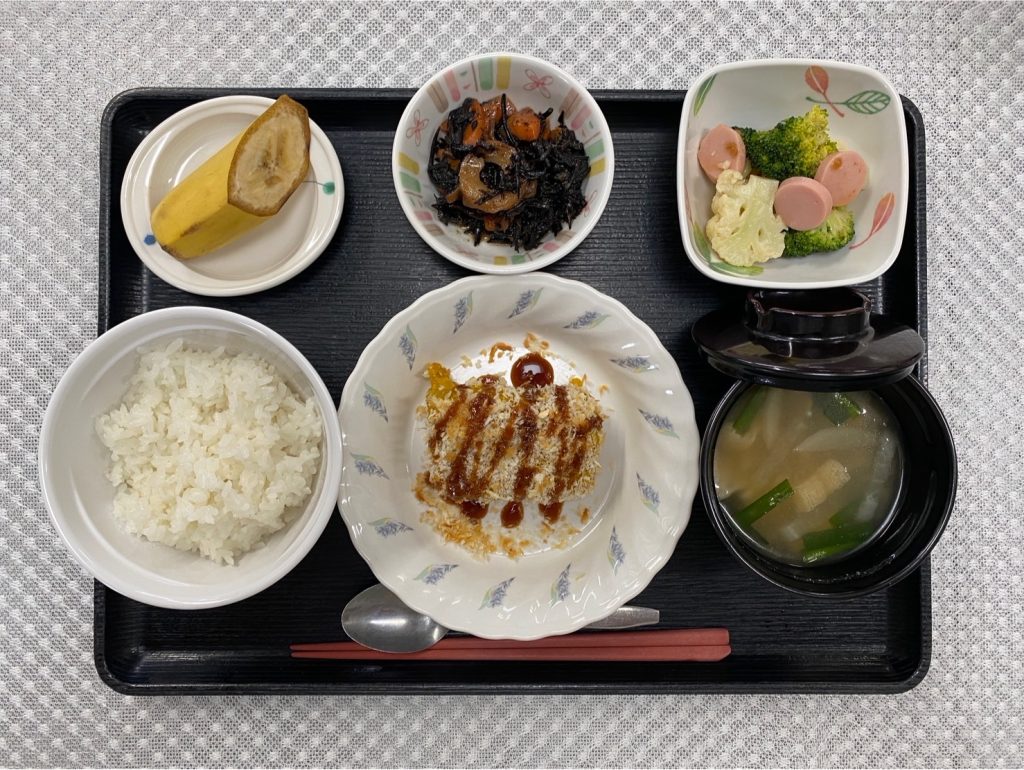 12月11日月曜日　きょうのお昼ごはんは、かぼちゃの焼きコロッケ・花野菜サラダ・ひじき煮・みそ汁・果物でした。