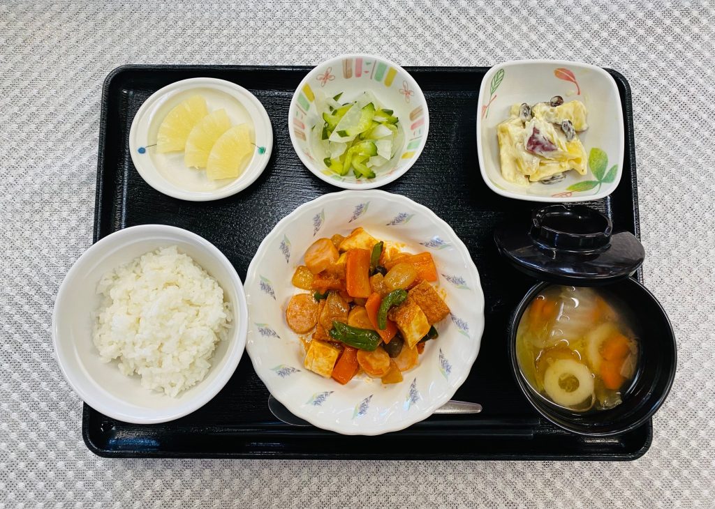 12月13日水曜日　きょうのお昼ごはんは、ソーセージと厚揚げのケチャップ炒め・甘ずっぱおさつサラダ・生姜和え・味噌汁・くだものでした。