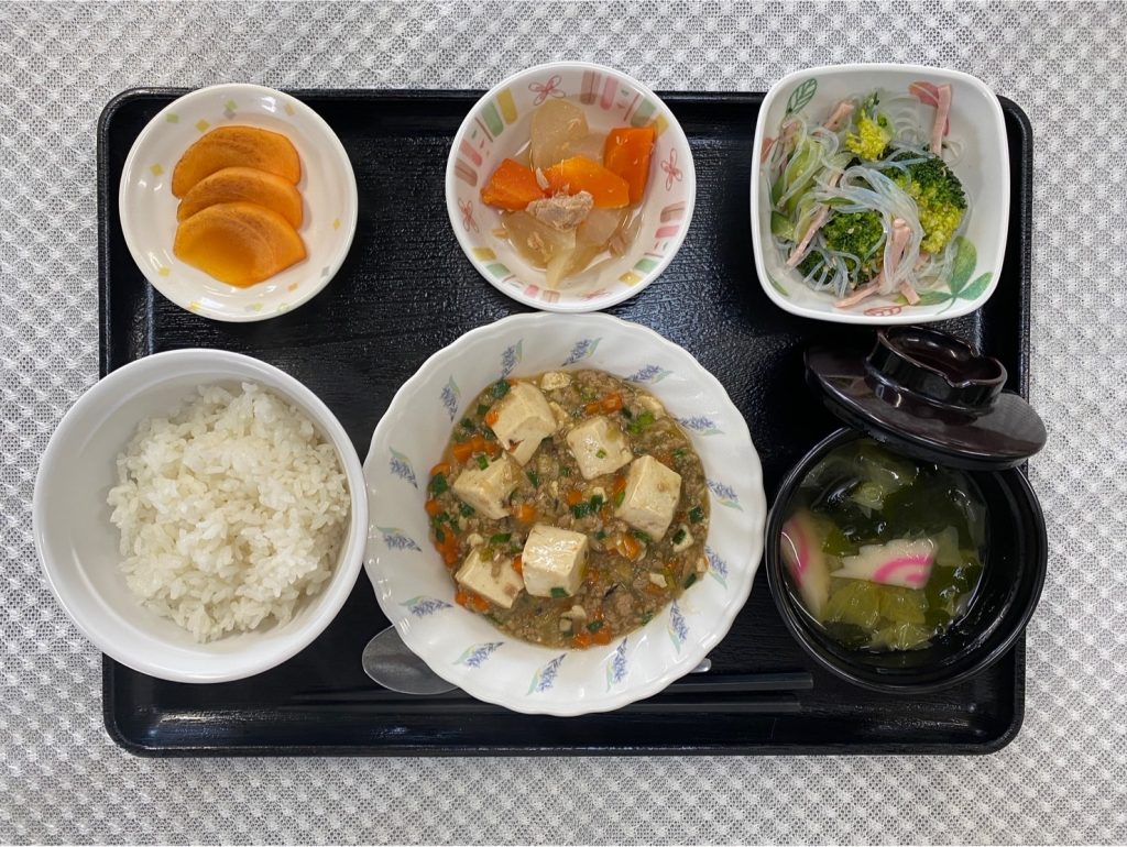 12月16日土曜日　きょうのお昼ごはんは、麻婆豆腐・ツナと大根の煮物・春雨サラダ・スープ・果物でした。