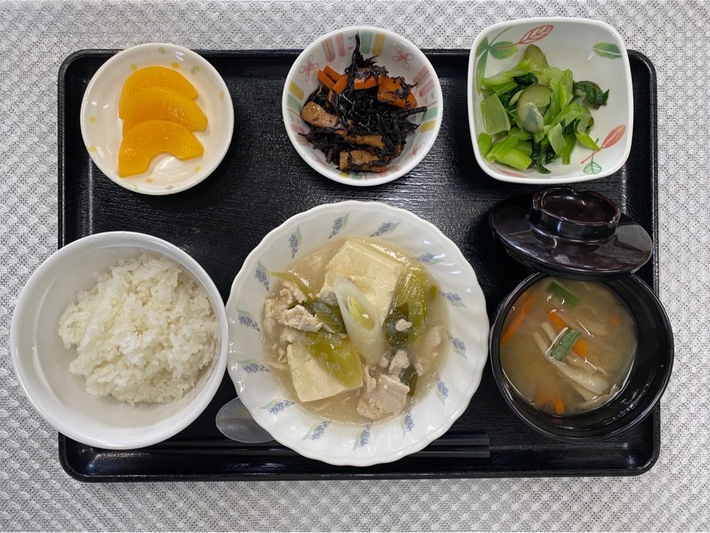 12月21日木曜日　きょうのお昼ごはんは、鶏肉と豆腐のみぞれ煮・からし和え・ひじき炒め・みそ汁・果物でした。