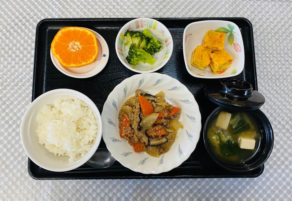 12月30日土曜日　きょうのお昼ごはんは、根菜のそぼろ煮・卵焼き・ブロッコリーの生姜和え・みそ汁・果物でした。