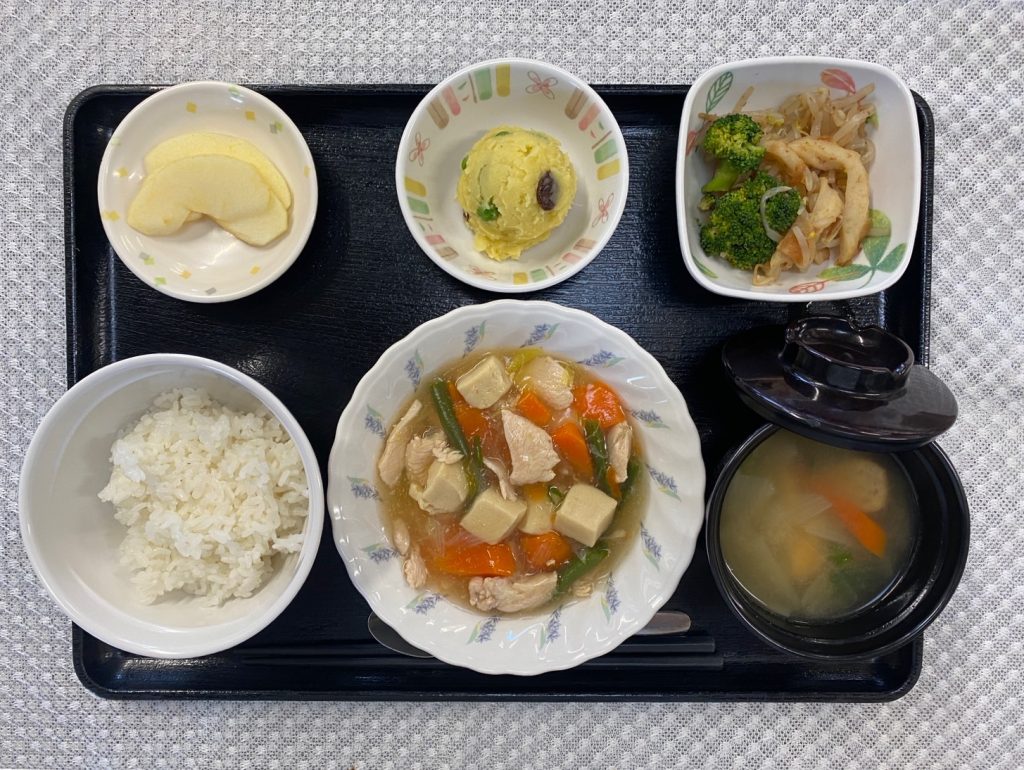 1月5日金曜日　きょうのお昼ごはんは、高野豆腐のとろとろ煮・おさつサラダ・おかかポン酢和え・みそ汁・果物でした。
