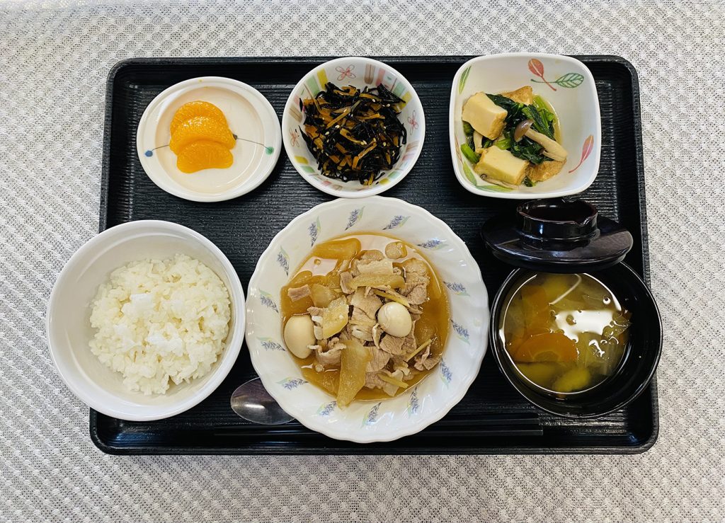 1月6日土曜日　きょうのお昼ごはんは、豚肉と大根のこってり煮・ひじきと人参のサラダ・含め煮・みそ汁・果物でした。