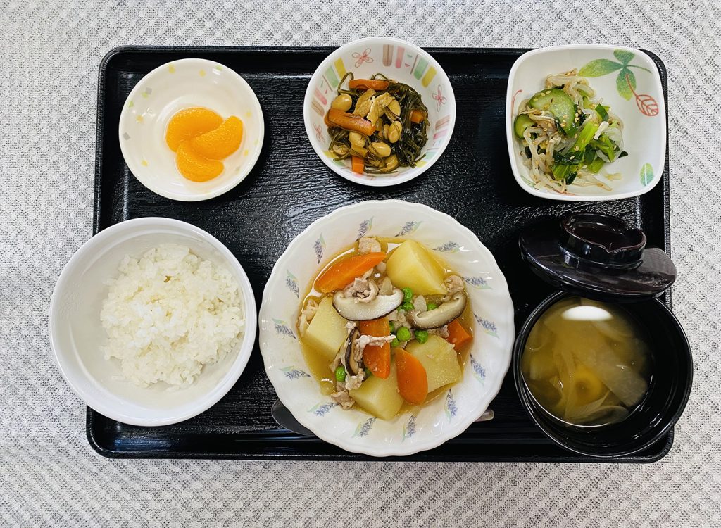 1月25日木曜日　きょうのお昼ごはんは、肉じゃが・青菜の旨味和え・切り昆布煮・みそ汁・果物でした。