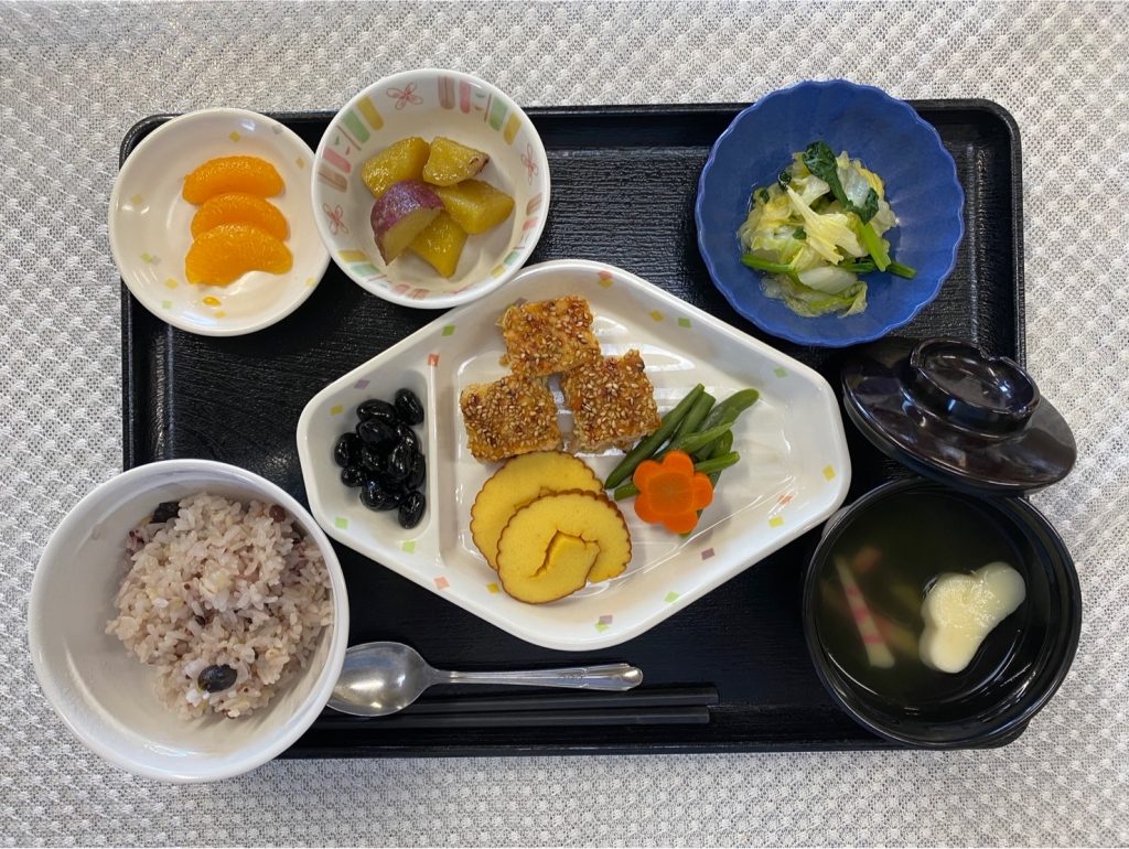 1月4日木曜日　きょうのお昼ごはんは、十穀米　松風焼き・祝い鉢・さつまいもの甘露煮・ゆず白菜・お吸い物・果物でした。