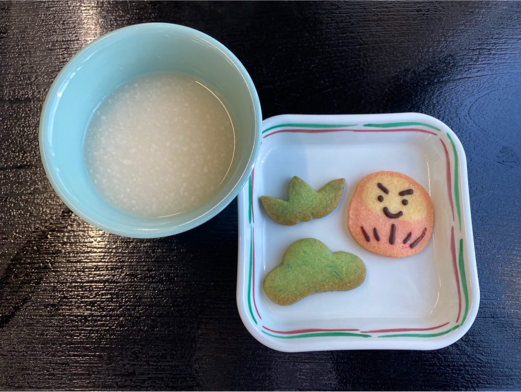 1月4日木曜日　きょうのおやつは、だるまクッキー・甘酒でした。