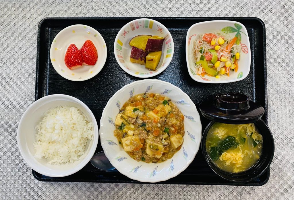 1月9日火曜日　きょうのお昼ごはんは、家常豆腐・春雨サラダ・さつまいも煮・みそ汁・果物でした。