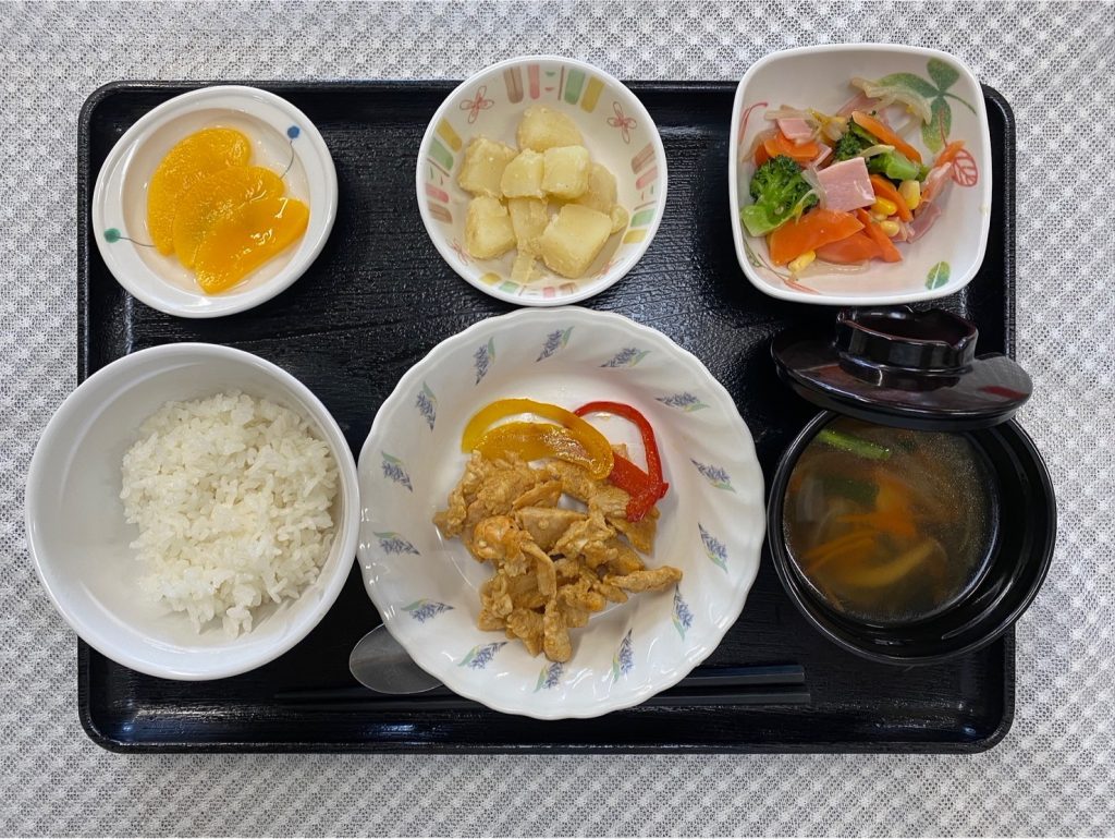 1月18日木曜日　きょうのお昼ごはんは、タンドリーチキン・コンソメポテト・サラダ・スープ・果物でした。