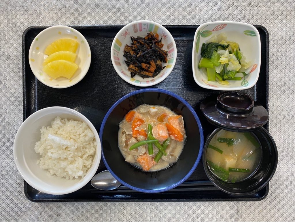 1月23日火曜日　きょうのお昼ごはんは、鮭と根菜の酒粕煮・ひじき炒め・からし和え・みそ汁・果物でした。