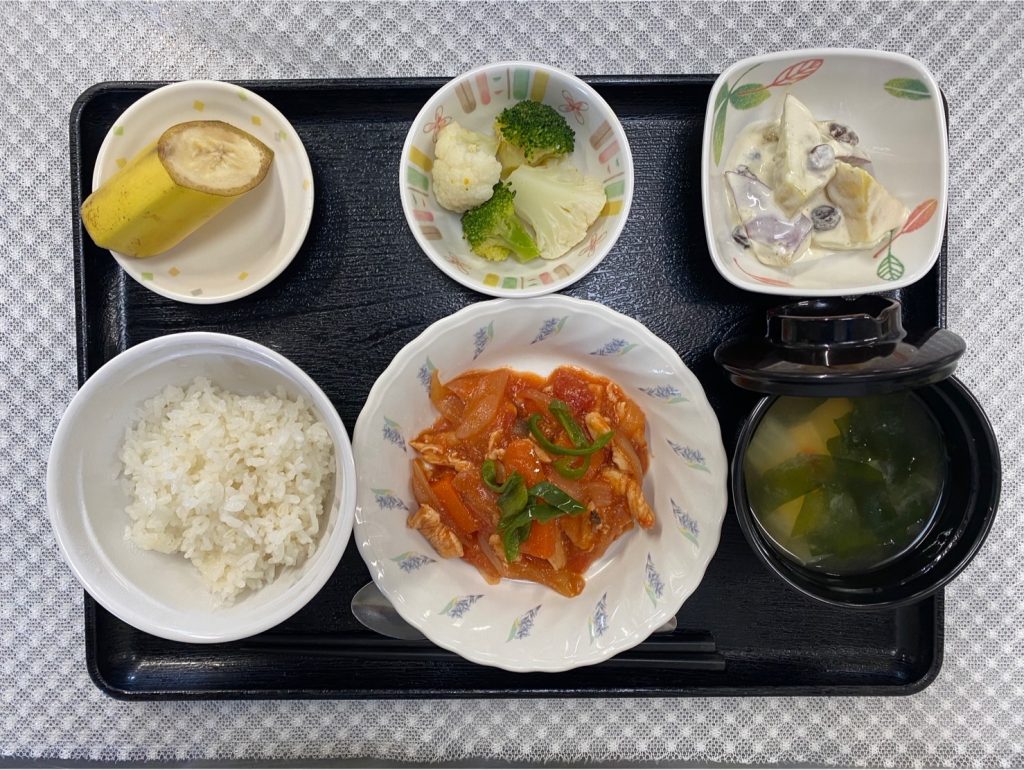 1月23日火曜日　きょうのお昼ごはんは、鶏肉のトマト煮・甘ずっぱおさつサラダ・花野菜・みそ汁・果物です。