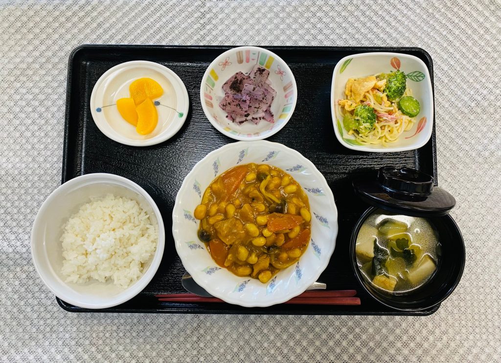 1月29日月曜日　きょうのお昼ごはんは、鶏肉と大豆のカレー煮・ スパゲッティサラダ・ゆかり和え・みそ汁・果物でした。