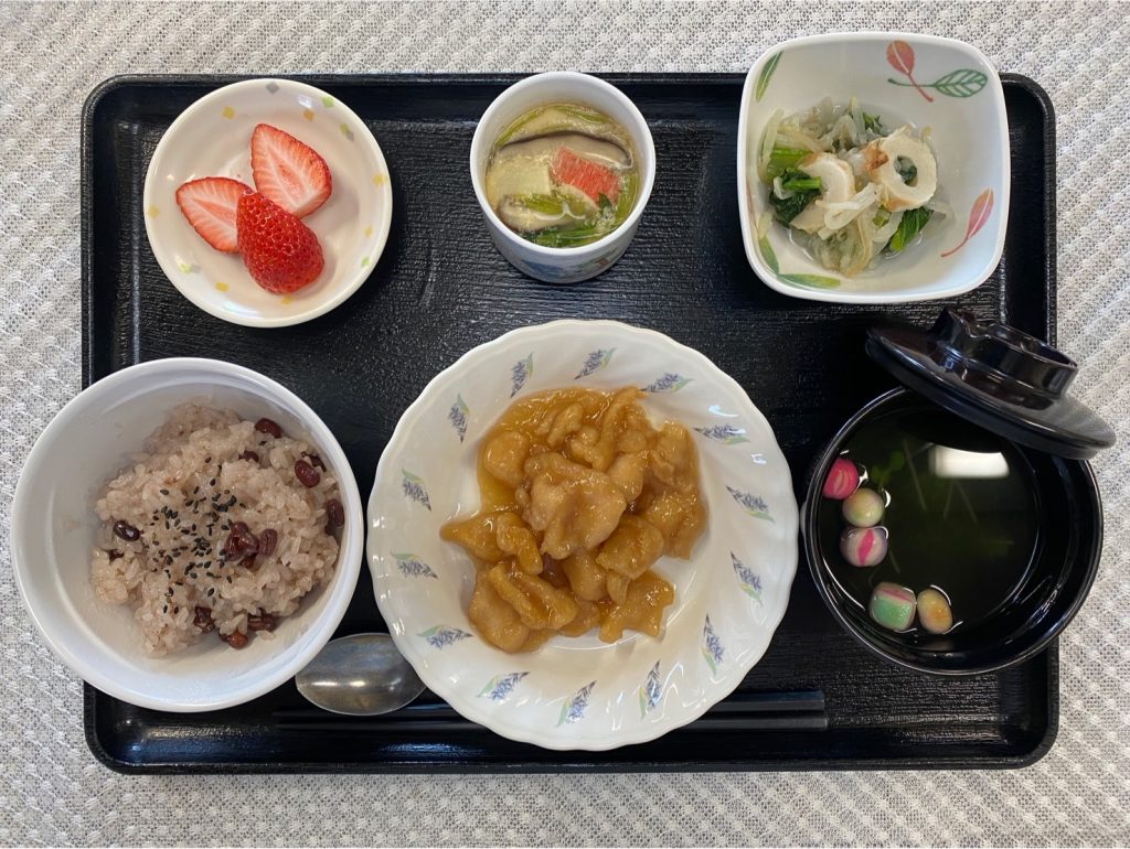 1月8日月曜日・成人の日　きょうのお昼ごはんは、成人祝いお赤飯・鶏の揚げ煮・茶碗蒸し・おろし和え・お吸い物・果物でした。